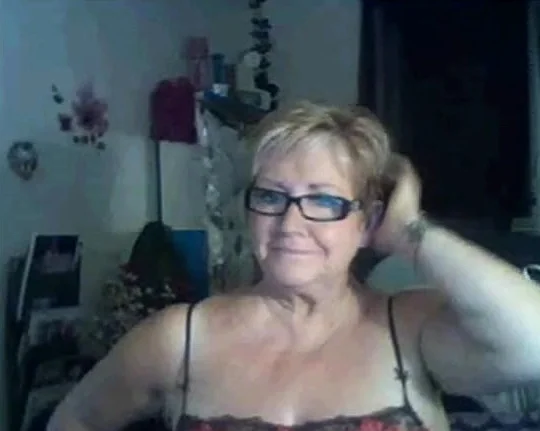 Vieille joue avec ses seins et se doigte la chatte