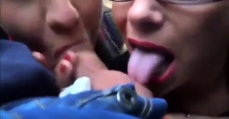 Deutsche Amateure geben Gruppen-Blowjob im Bus