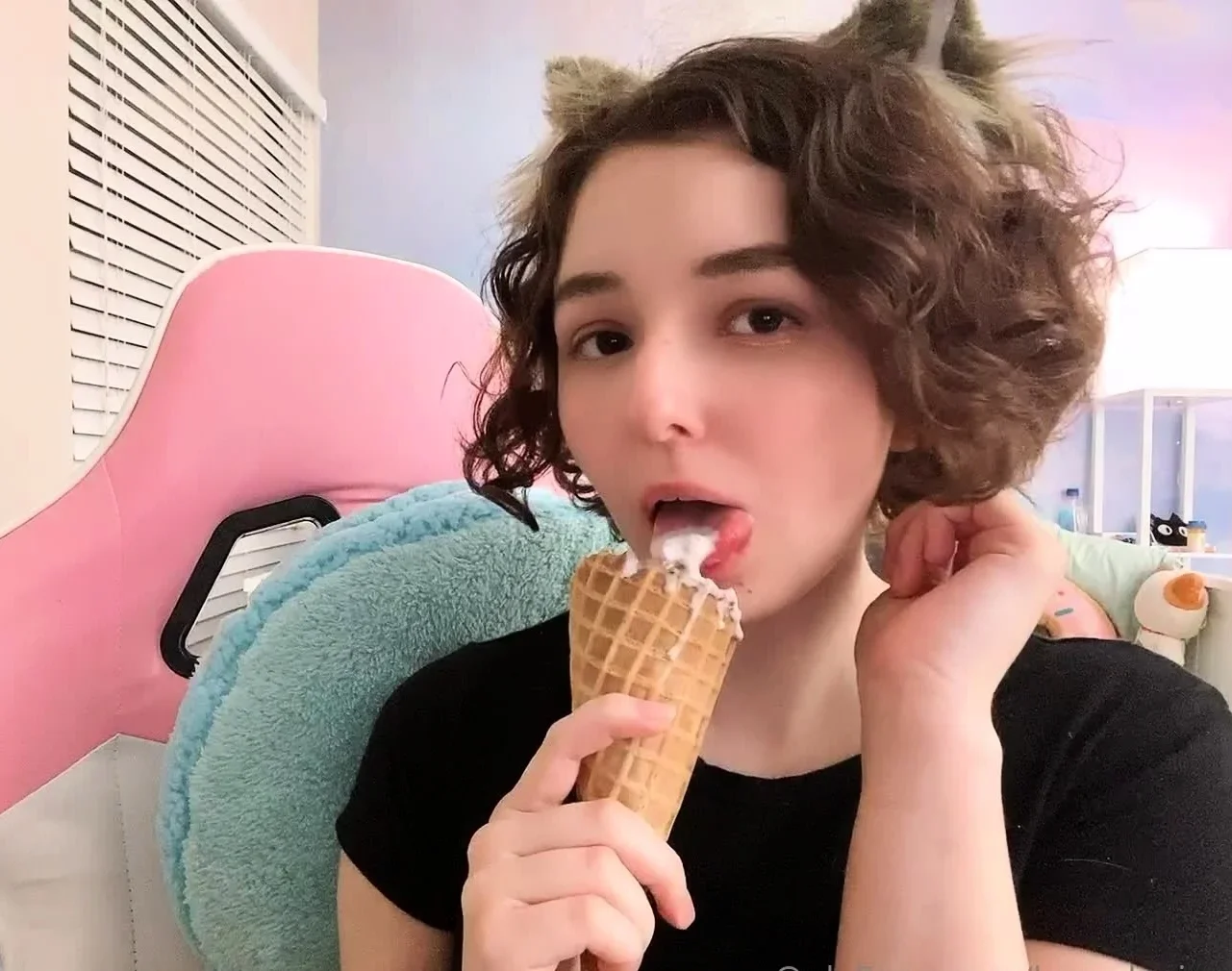 Amateur Webcam Teen Masturbates And Teases