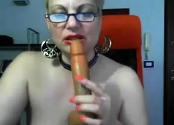 Hot mature woman naked on cam