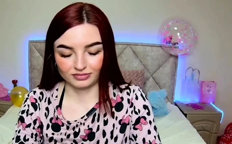 Solo redhead amateur babe NicolPot have fun on webcam