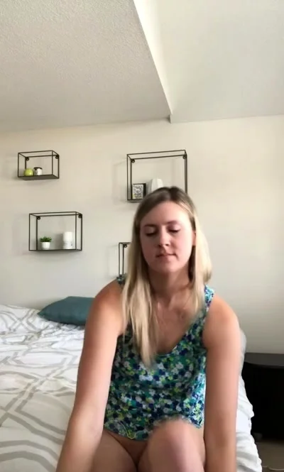 amateur blonde solo webcam