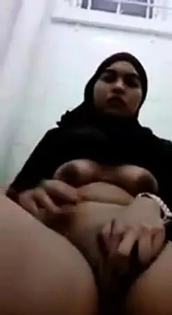 hot tudung slut rubbing her pussy in toilet