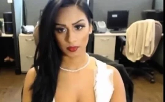 Sexi Desi Bitch on Skype 4