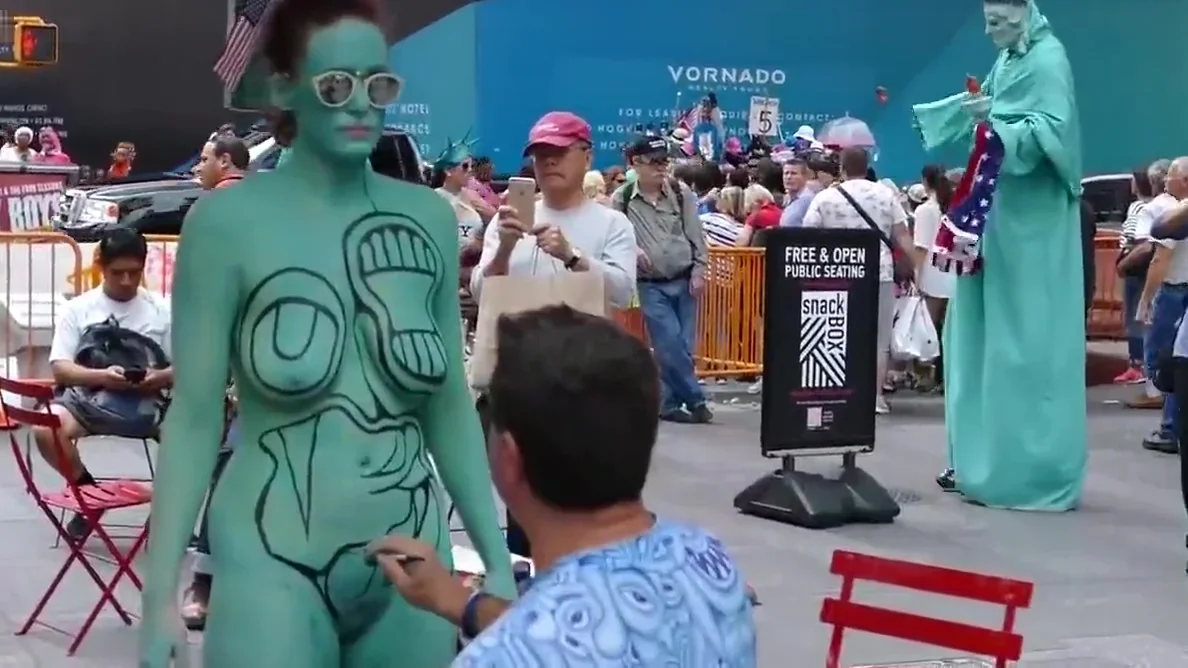 Bodypainting on the private parts of women - World Bodypaint
