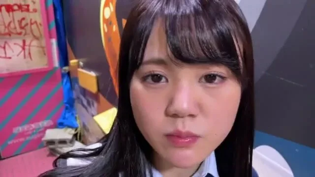 黒髪の童顔制服美女が中年男と爽やかデートして愛情たっぷりのキス