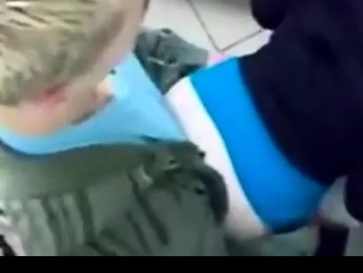 Blondes Paerchen fickt auf dem Schulklo!