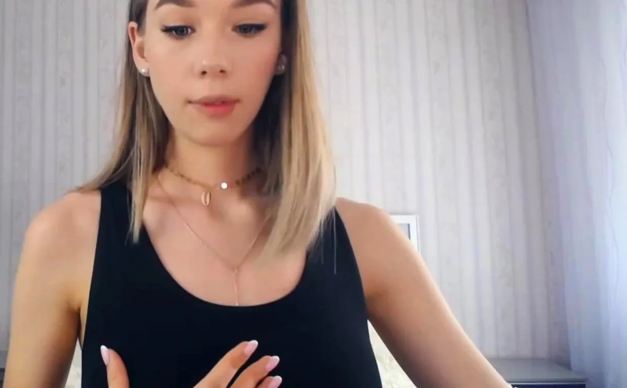Amateur Teen with Huge Dildo Masturbating on Webcam