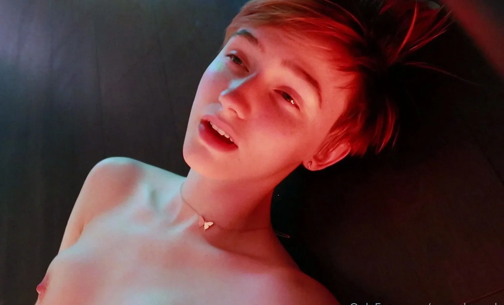 Amateur teen loves toys in her ass