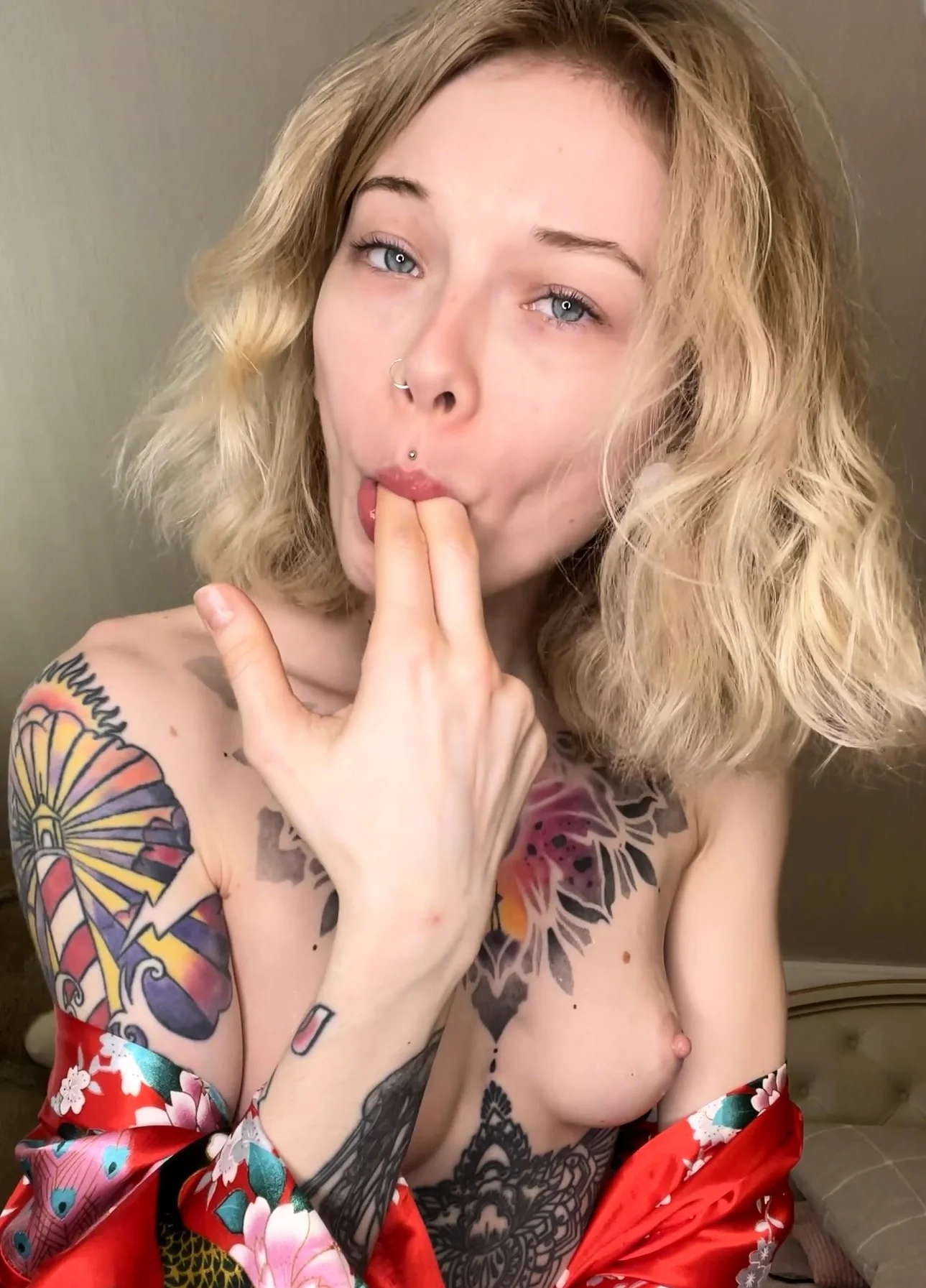 Amateur Webcam Cute Teen Plays Solo with Big Dildo