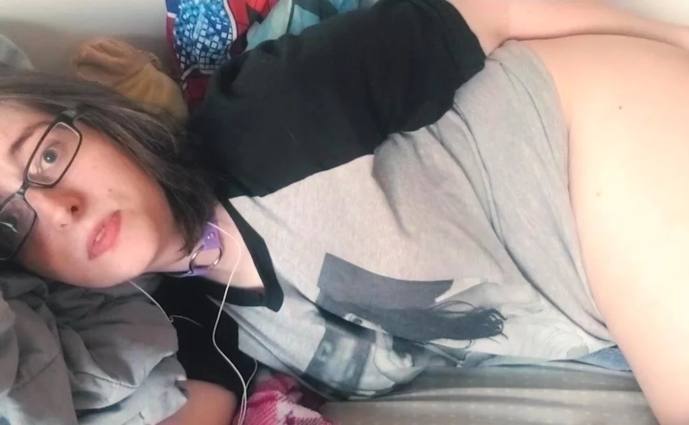 Cute amateur webcam teen girl toying pussy on webcam