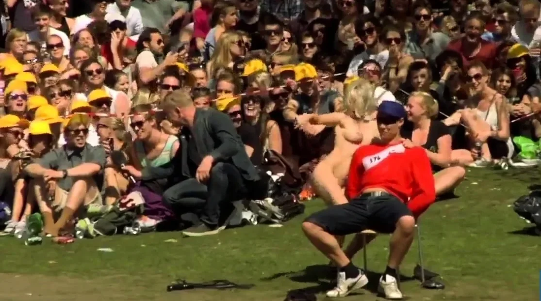 Fully Nude Lapdance in front of a Crowd