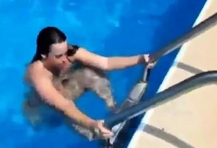 Curvy pawg strips and shakes her big booty underwater