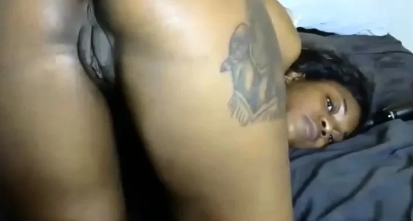 Big Booty Ebony Babe Showing Her Pretty Pussy