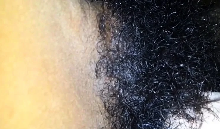 NEGRA PELUDA COM O VIBRADOR