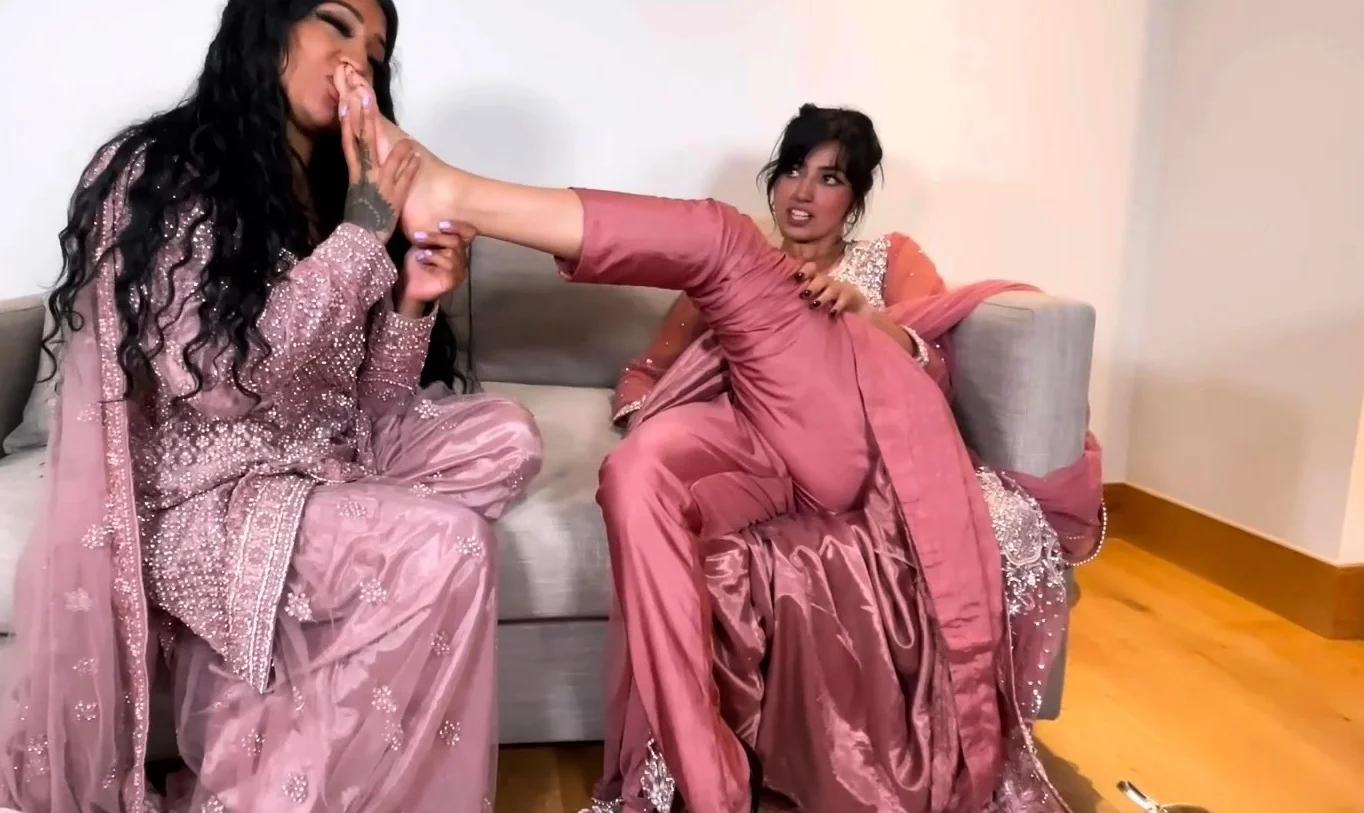 Sexy brunette lesbians get horny licking part3
