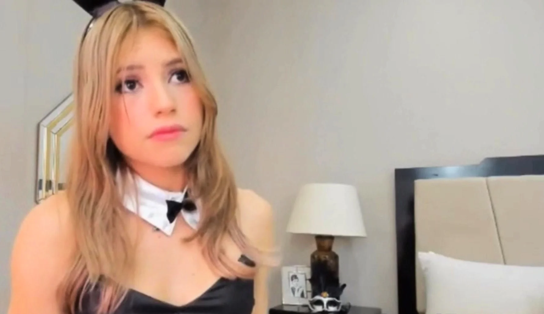 Horny Babe Suck Her Huge Dildo