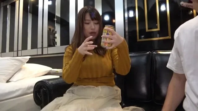 ぽっちゃりJカップ美女が白いブラの上からおっぱい揉まれて恥じらいながらウットリ