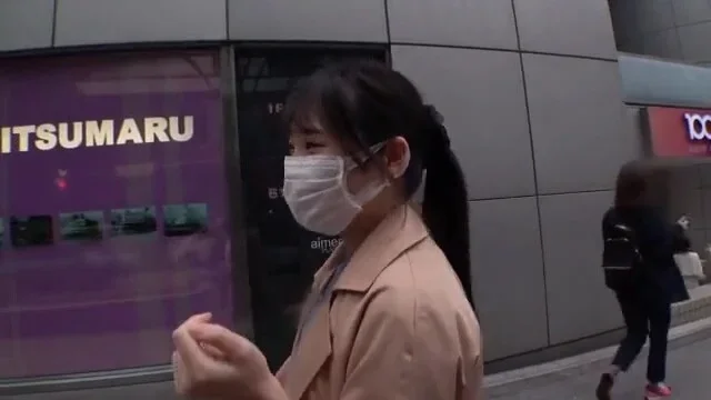 清楚系美女が四つん這いで放尿してカンチョーされて股間ビショビショ