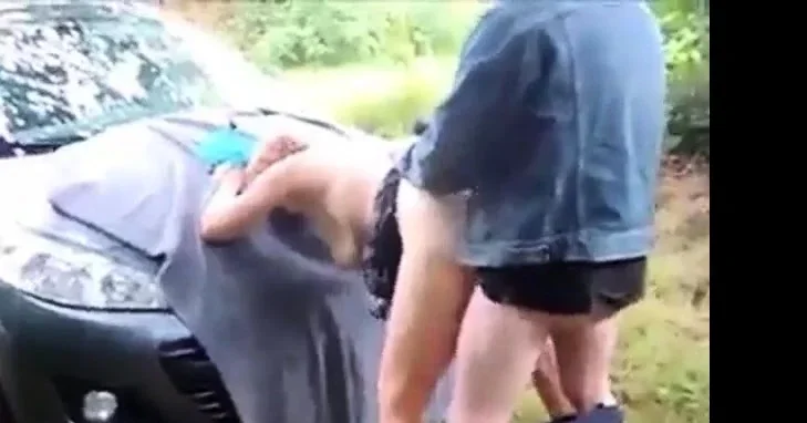 prise debout contre la voiture