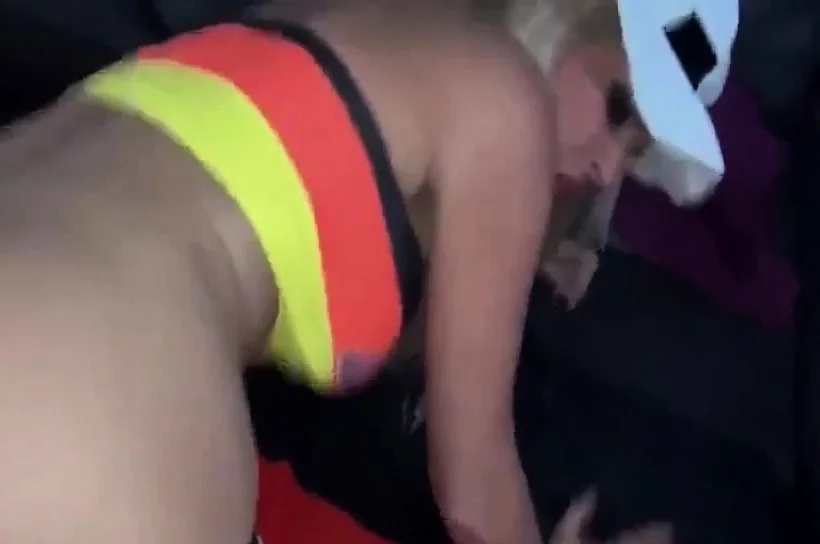 Sie brauch dringend ein Schwanz in den Arsch