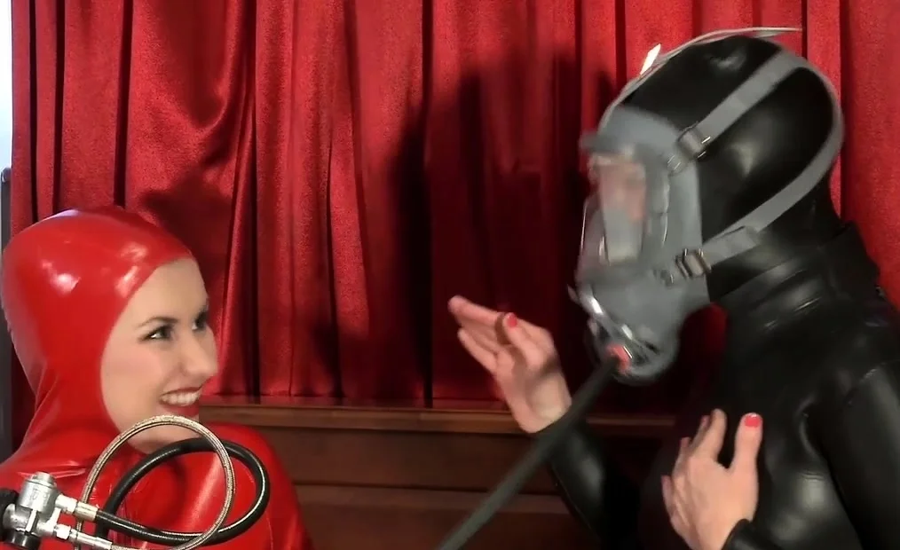 Latex lesbians probe their hot holes