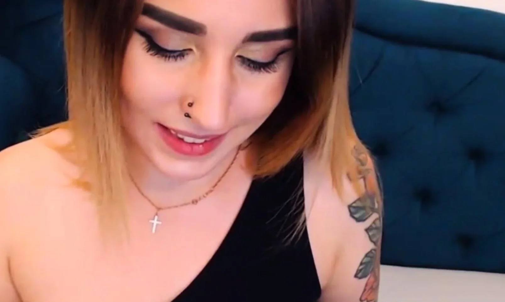 Tattooed Babe Fucks Her Pussy