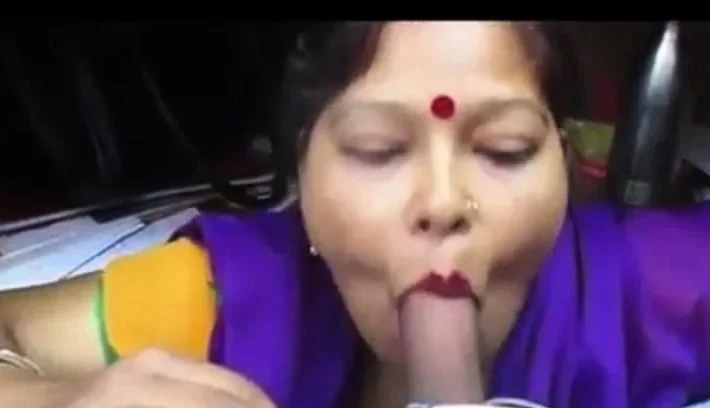 Desi aunty giving blowjob and deepthroat drank cum