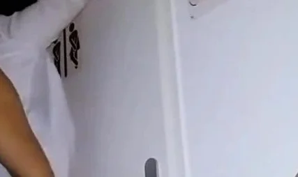 baise attachee a la porte