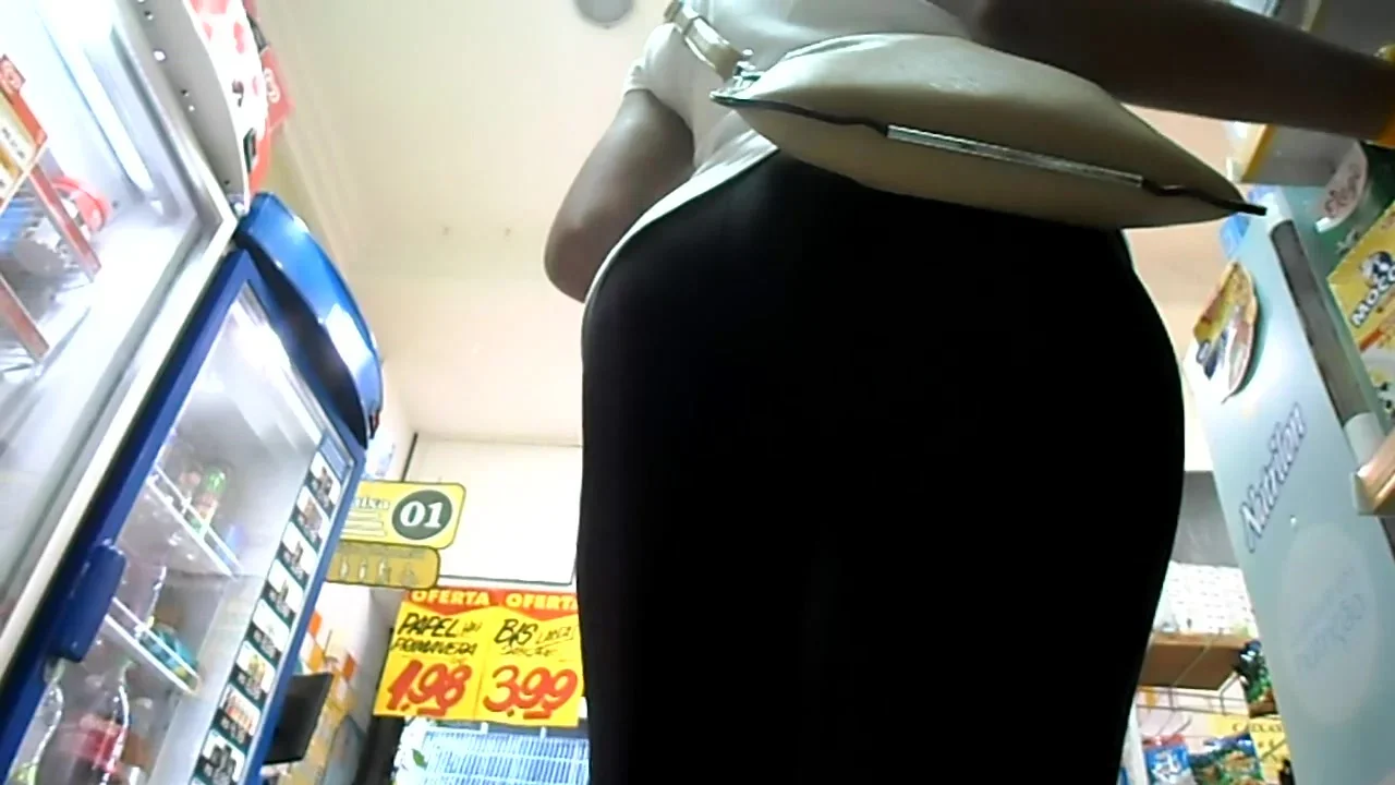 MULATA DO PANDEIRO EMPINADO NO LEGGING PRETO