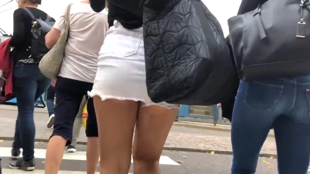novinha perfeita de microssaia mostrando a polpinha delicia