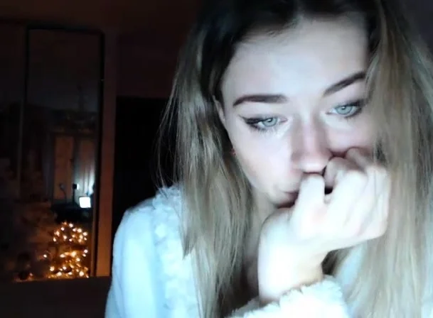 Hot amateur webcam teen masturbates for their fans