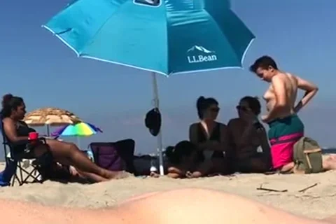Priceless reaction of women to a guy cumming with no hands