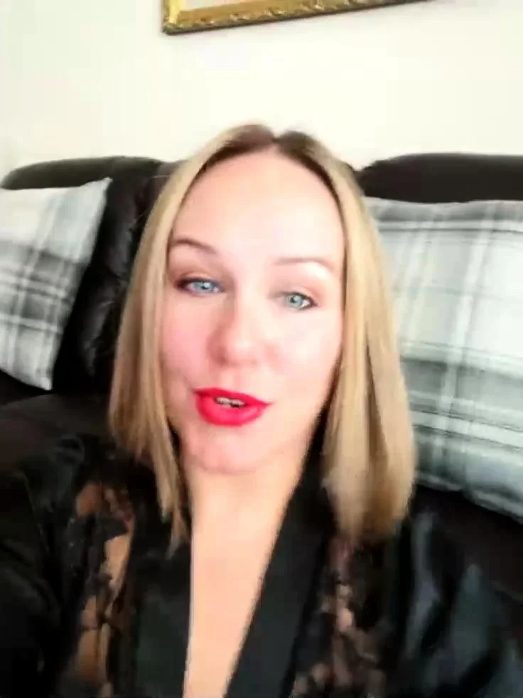 Blonde milf from Minneapolis solo with beads