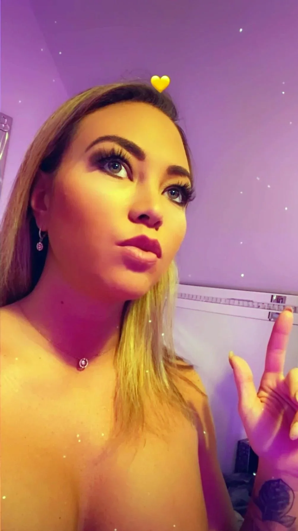 Amateur babes are good at masturbating as well