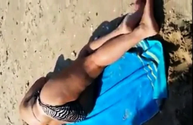 gozando em cima da coroa na praia