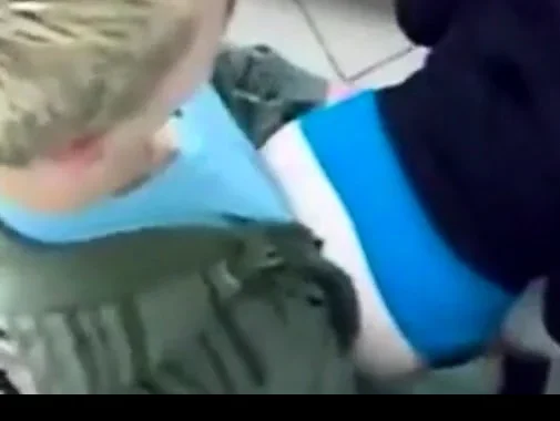 Blondes Paerchen fickt auf dem Schulklo!
