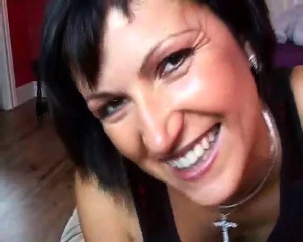 Kurzhaarige deutsche Milf steht auf Blowjob