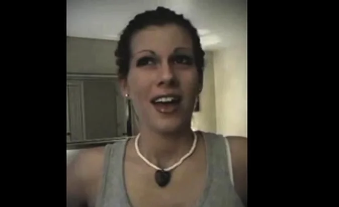 Elle envoie une video pour aider son ami a se masturber