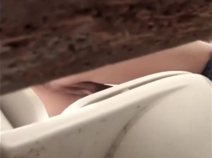 Puckered butt spied while she pissed