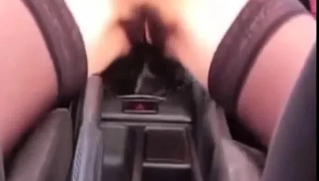 Ma petite pute veut du sexe dans la voiture