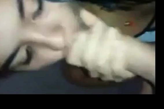 Novinha mamando o primo roludo
