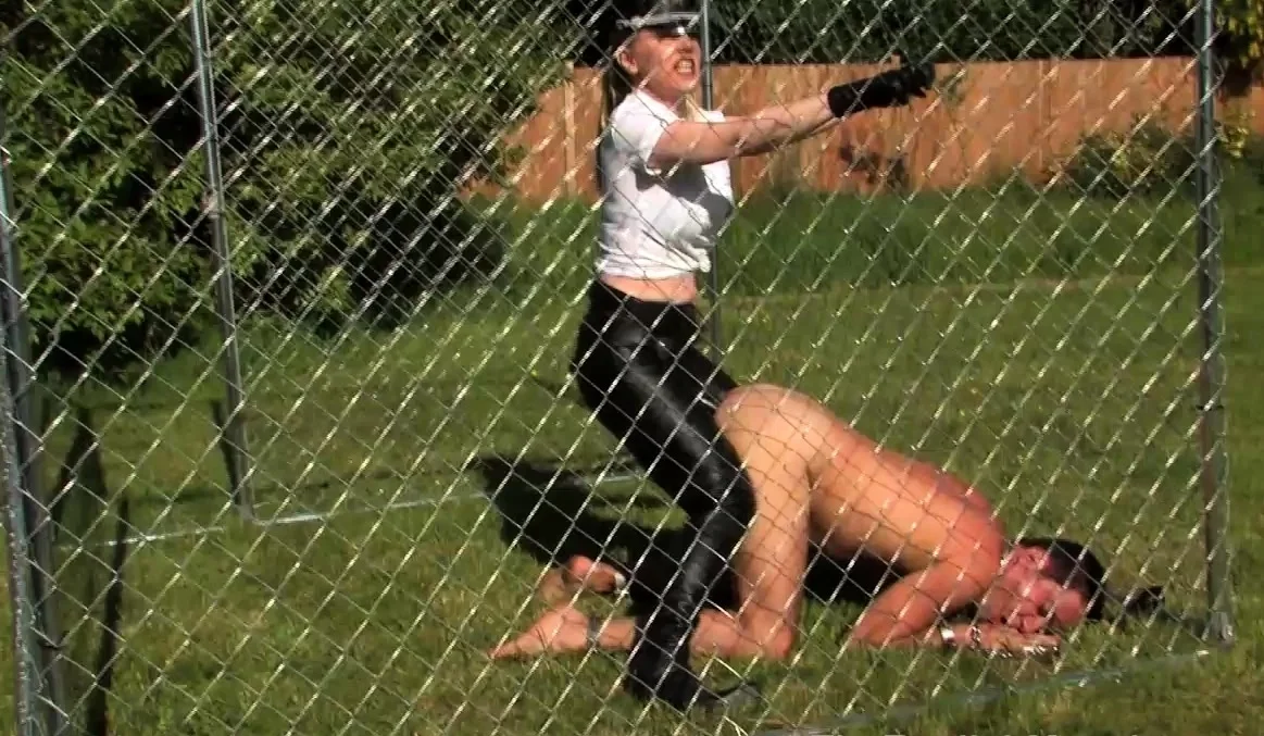 Amateur Outdoor Brunette Masturbates