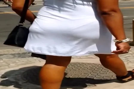 Cadelona de vestido transparente