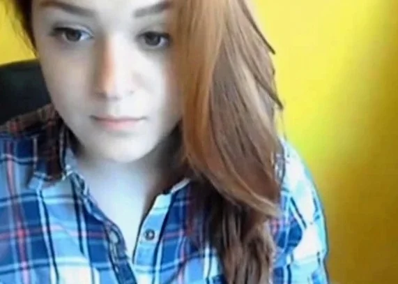 Cute teen girl show her perfect ass and bobs