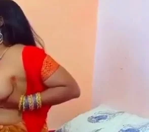 अपने पुष्ट स्तनों के