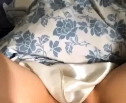 I play with the pussy of my girl, and cum on her pussy