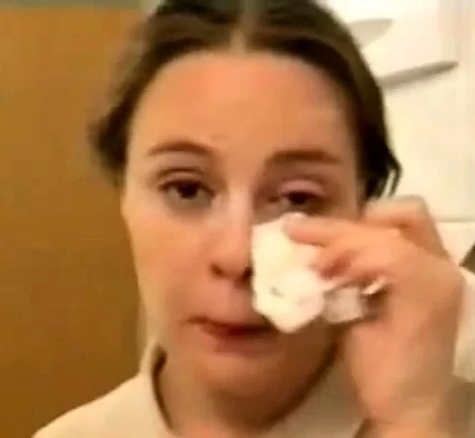 Sie laesst sich ins Gesicht spritzen