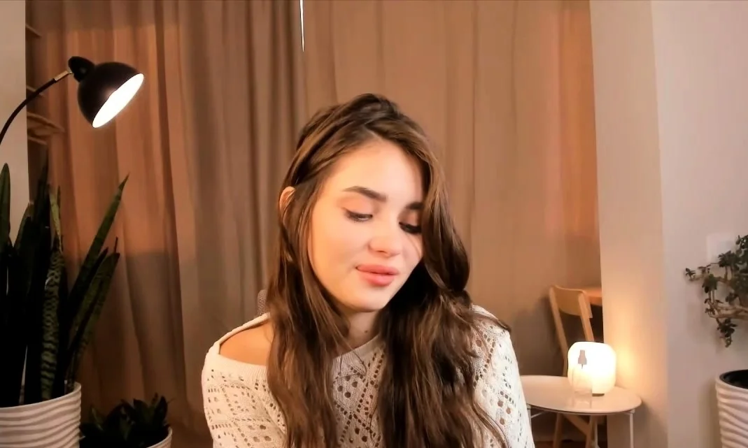 Hot amateur webcam teen masturbates for their fans