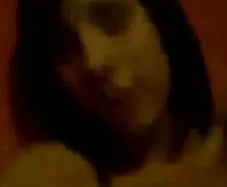 Lei og hjem alene jente onanerer